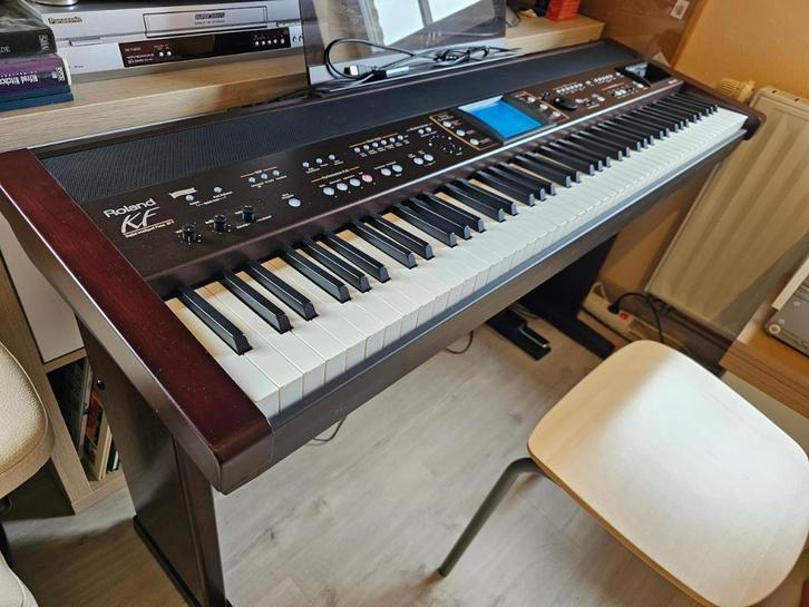 Piano Roland KF-7 VENDU, Muziek en Instrumenten, Piano's, Zo goed als nieuw, Piano, Bruin, Digitaal, Ophalen
