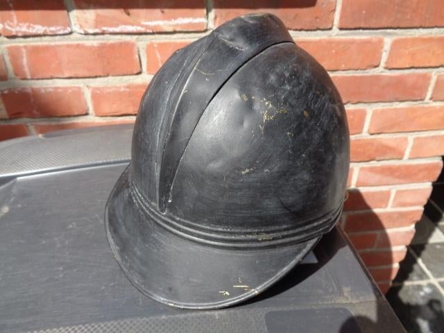 Oude brandweer helm uit messing , zwart geschilderd, Enlèvement ou Envoi, Autres, Casque ou Béret
