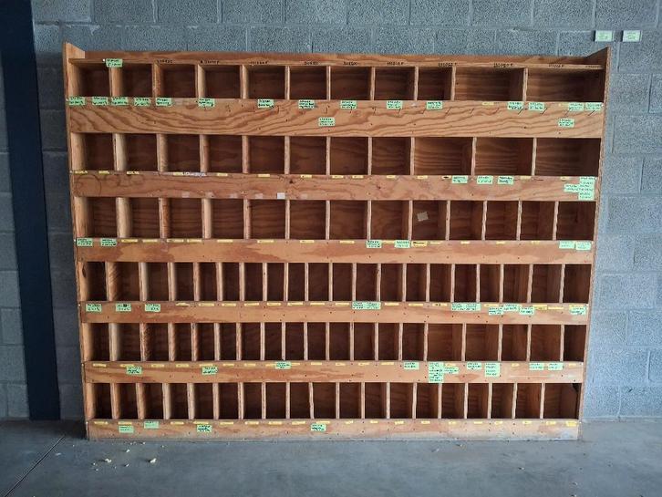 Grote houten sorteerkast 3m x 2m – niet demonteerbaar, Doe-het-zelf en Bouw, Overige Doe-Het-Zelf en Bouw, Gebruikt, Ophalen