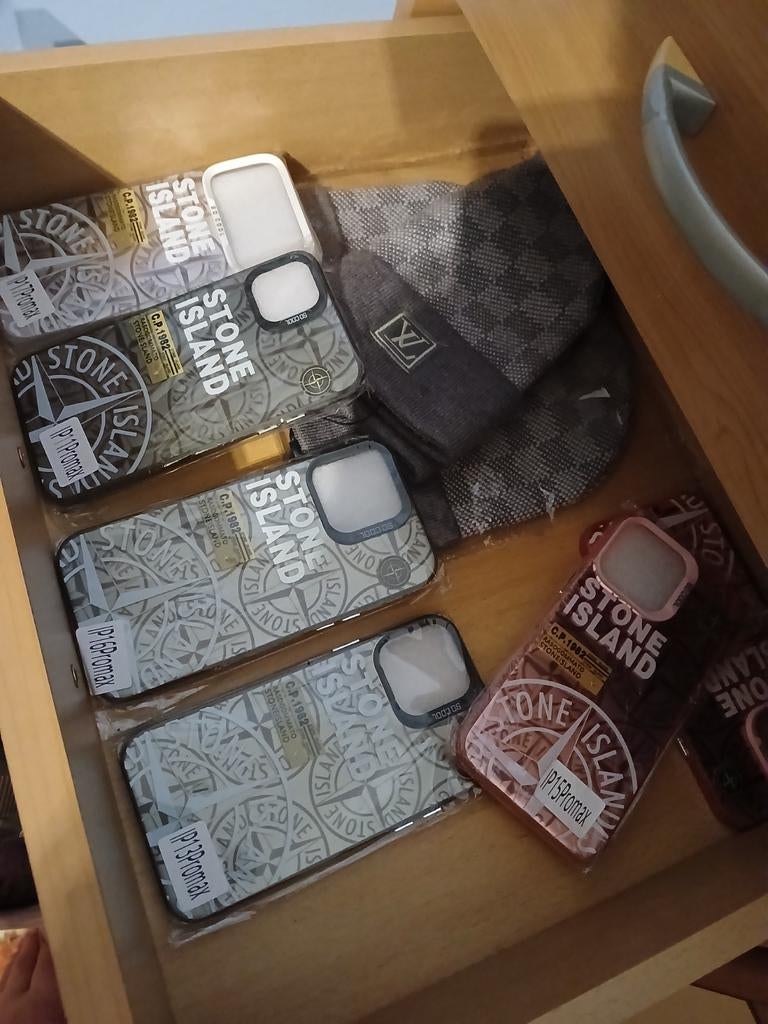 chapeaux LV  et étuis Stone Island, Enlèvement, Neuf, Housse ou Sac