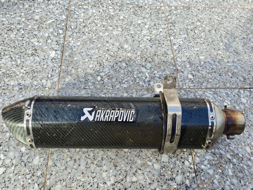 Amortisseur moteur Akrapovic, Motos, Enlèvement
