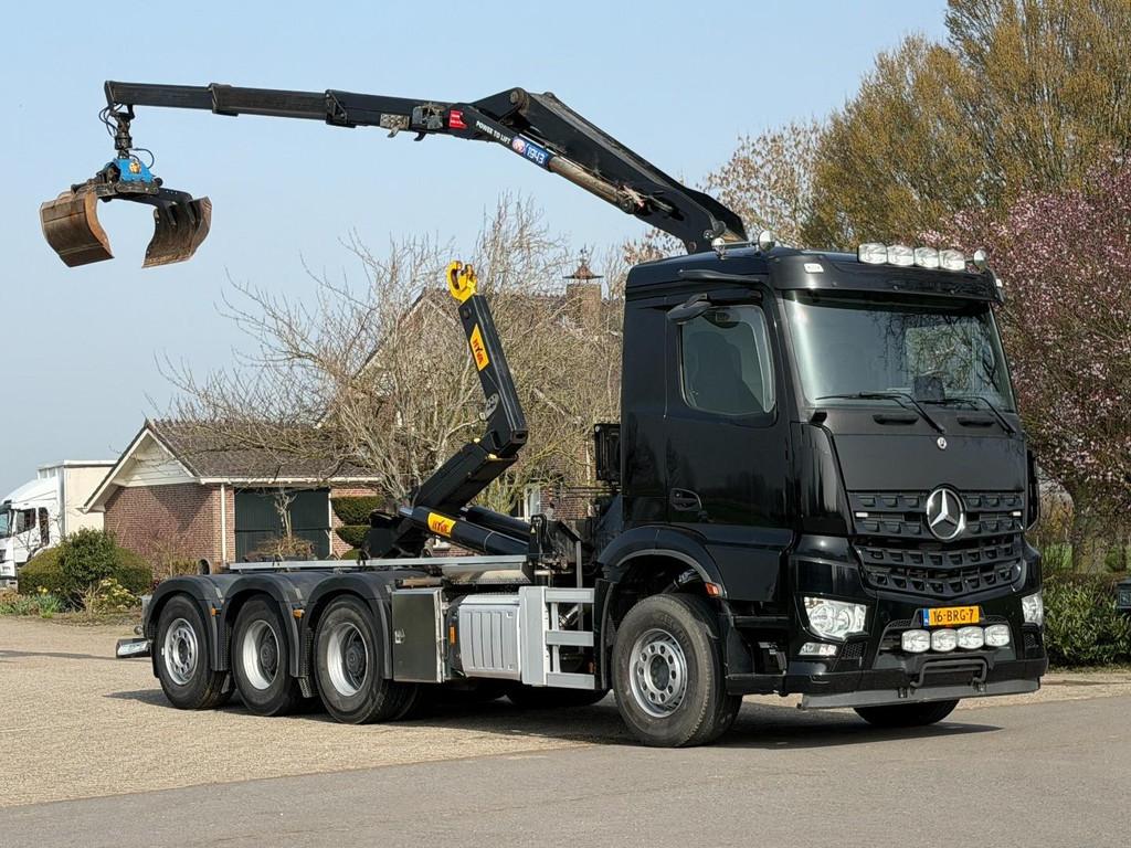 Mercedes-Benz Arocs 3745 8x4 TRIPLE HMF Z KRAAN/HAAK! ZERO E, Auto's, Vrachtwagens, 330 kW, Zwart, Mercedes-Benz, Bedrijf