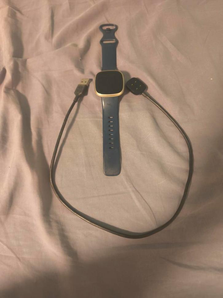 Fitbit Versa 3, Bijoux, Sacs & Beauté, Montres connectées, Utilisé, Android, Bleu, Distance, GPS, Battement de coeur, Dormir, Avancer d'un pas