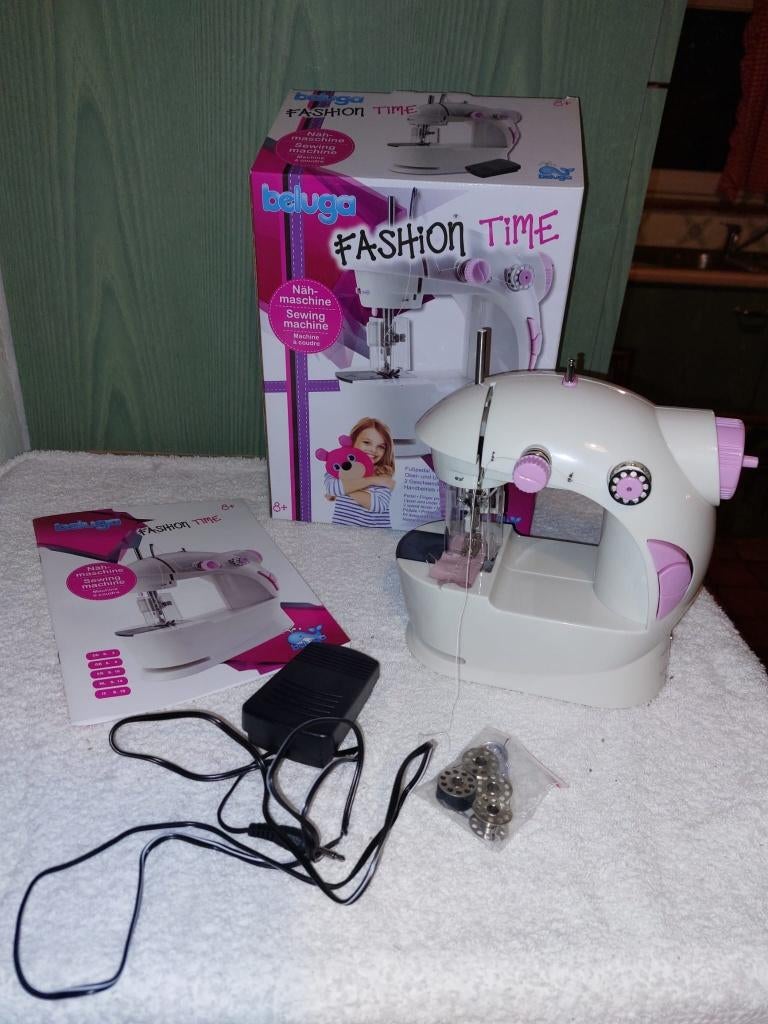 Naai-stikmachine Beluga, nieuw, Hobby en Vrije tijd, Naaimachines en Toebehoren, Ophalen of Verzenden, Nieuw, Naaimachine