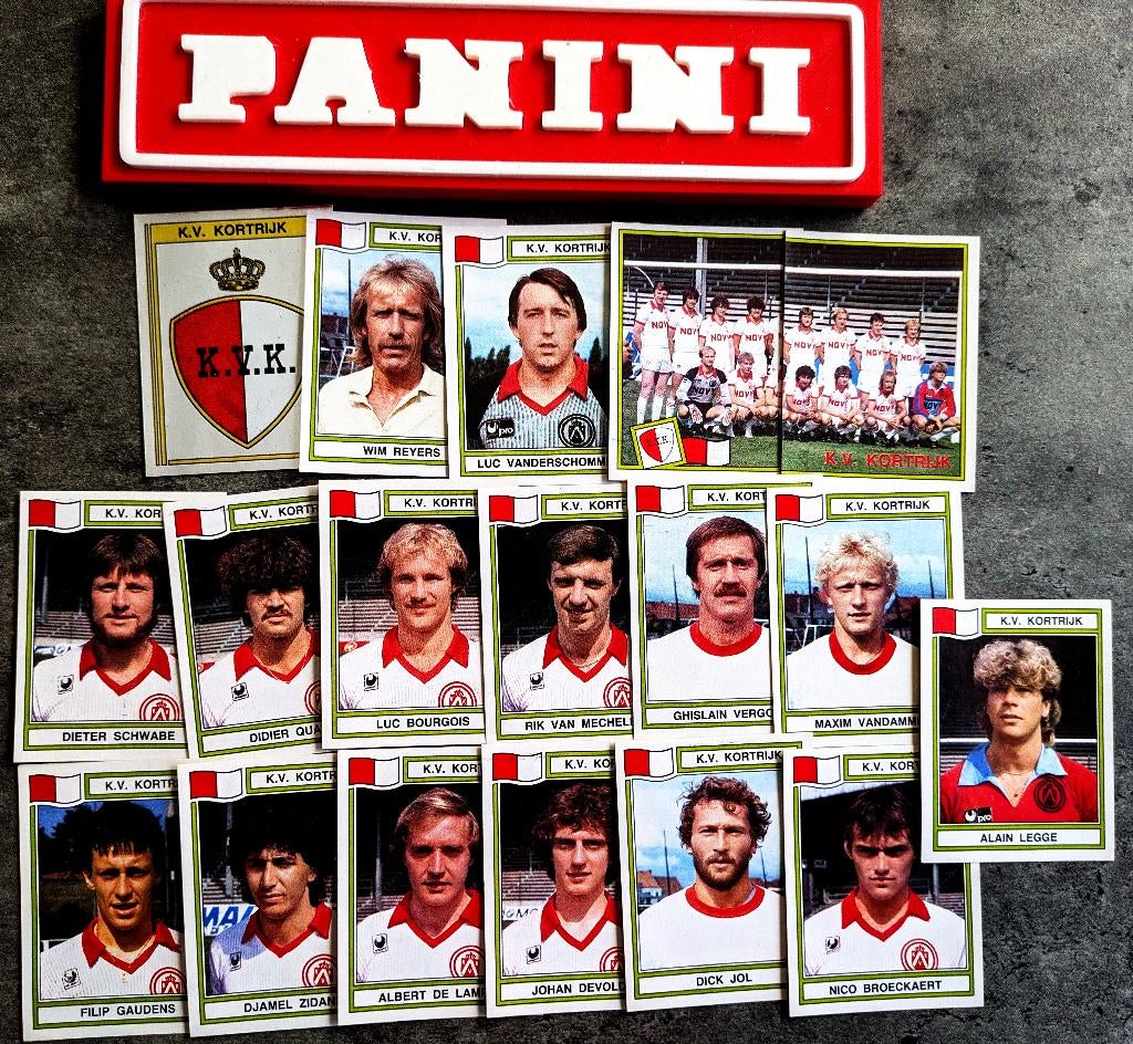 PANINI FOOTBALL 84 KVK KORTRIJK 18 AUTOCOLLANTS 1984 foot, Envoi, Neuf