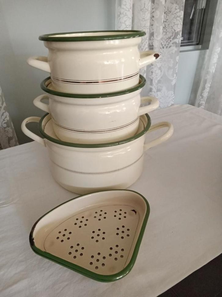 3 emaille kookpotten/ pannen en een aanrechtzeefje., Antiquités & Art, Antiquités | Email, Enlèvement ou Envoi