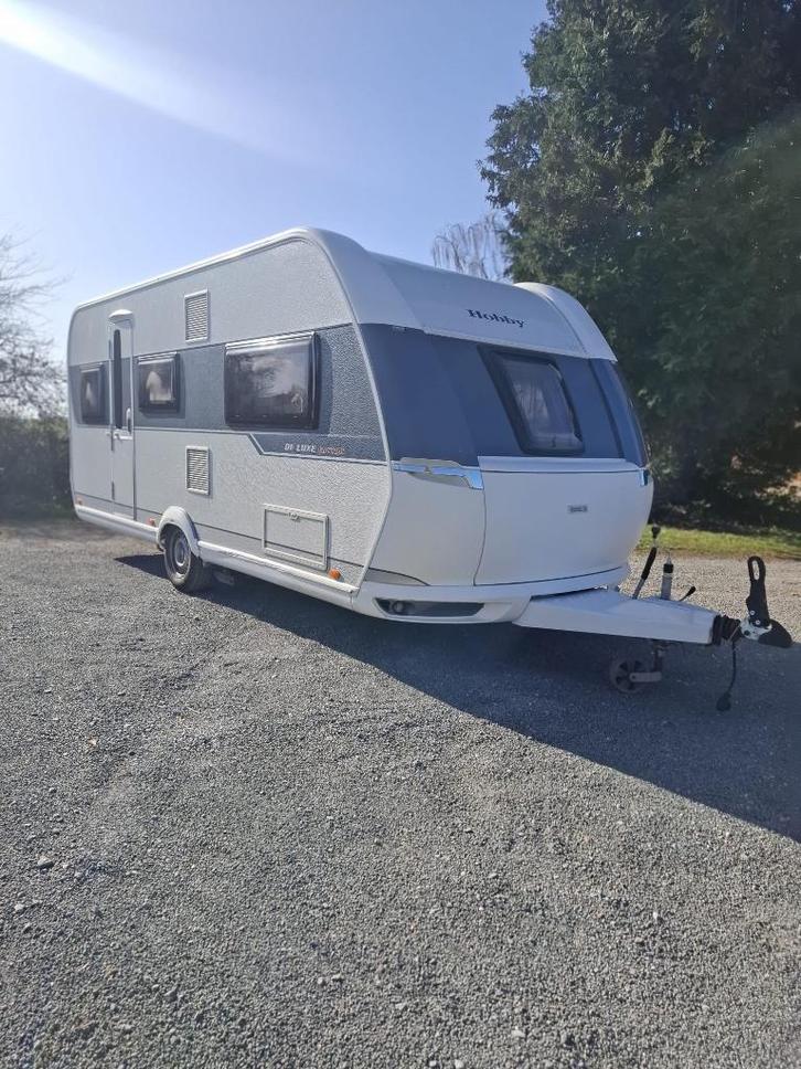 Caravane hobby de luxe 2016, Caravans en Kamperen, Caravans, Particulier, tot en met 4, 1250 - 1500 kg, Rondzit, Hobby, 2 aparte bedden