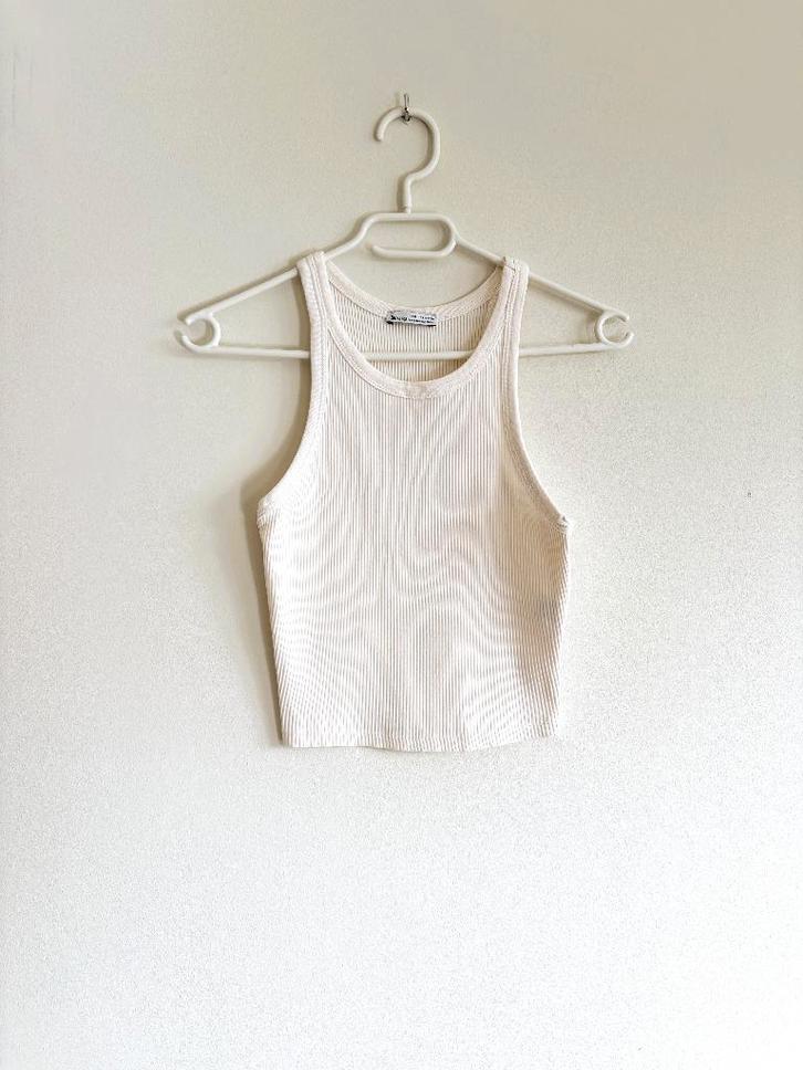 Bershka licht crème ribbed croptop – maat S, Kleding | Dames, Topjes, Zo goed als nieuw, Maat 36 (S), Overige kleuren, Zonder mouw
