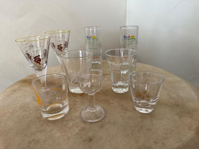 14 verres à liqueur, dont 3 à pied — parfait état, Enlèvement ou Envoi