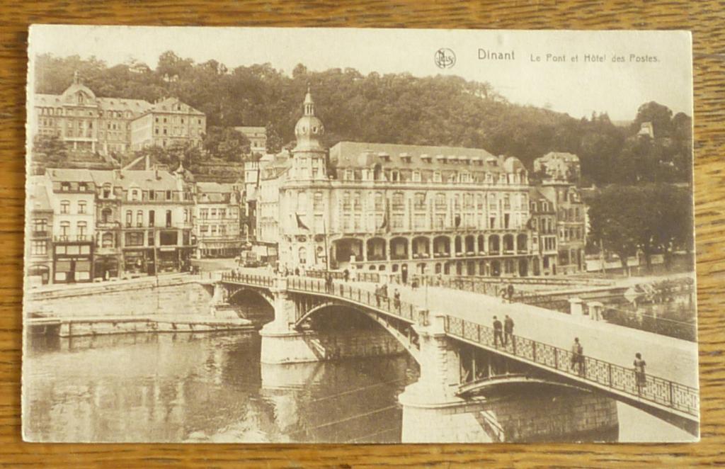 Carte postale : Dinant, le pont et l'hôtel des postes, Ophalen of Verzenden, Gelopen, Namen