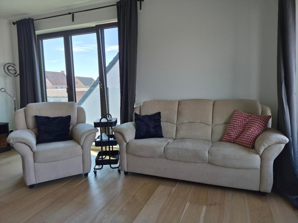 Suède salon, ecru, 3-2 en 1 zit. Beschikbaar vanaf juni, Ophalen, Zo goed als nieuw, 3-2 en 1 zit