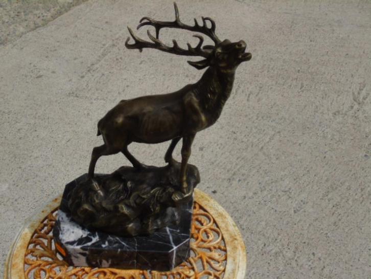 Bronzen hert op marmer gesigneerd, het gebrul., Antiek en Kunst, Antiek | Brons en Koper, Brons, Ophalen
