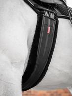 LeMieux Fleece Lined Anatomische Singel Zwart 125cm SALE!, Dieren en Toebehoren, Ophalen of Verzenden, Nieuw, Recreatie