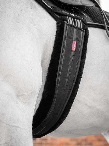 LeMieux Fleece Lined Anatomische Singel Zwart 125cm SALE! beschikbaar voor biedingen