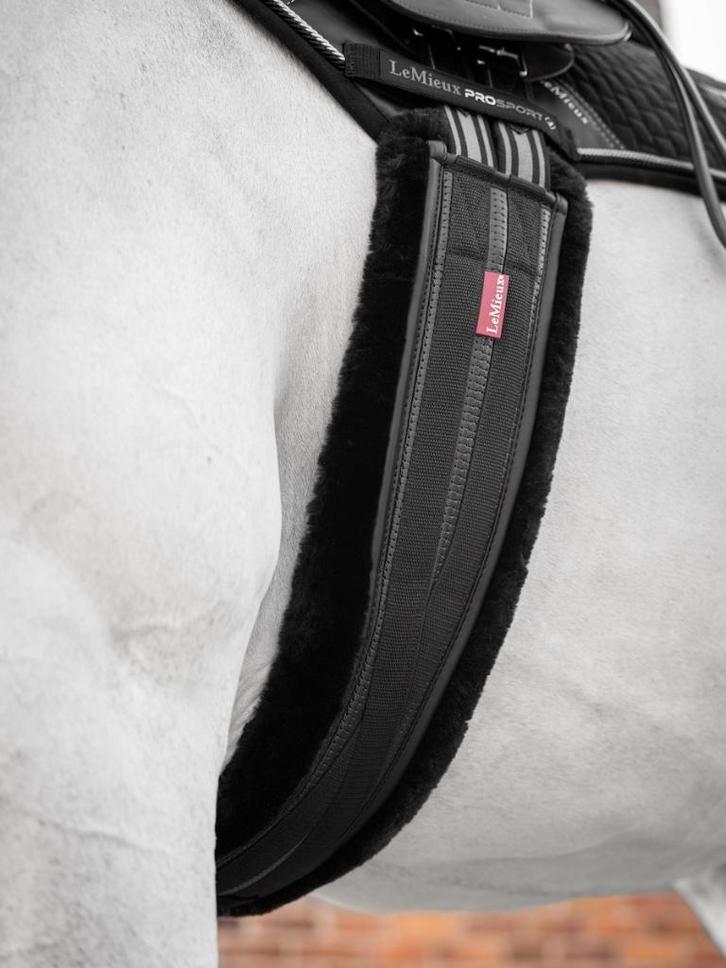 LeMieux Fleece Lined Anatomische Singel Zwart 125cm SALE!, Dieren en Toebehoren, Paarden en Pony's | Hoofdstellen en Tuigage, Nieuw