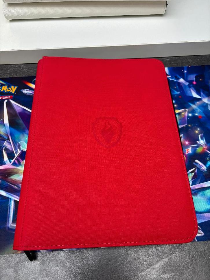 Rode TCG-binder met drakenlogo (lederlook) – als nieuw, Hobby en Vrije tijd, Verzamelkaartspellen | Pokémon, Zo goed als nieuw