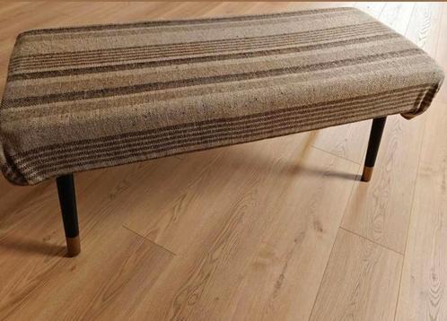 Zitbank / voetenbank retro look en houten pootjes, Huis en Inrichting, Zetels | Voetbanken en poefs, Zo goed als nieuw, Hout, Stof