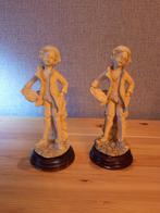 Twee beelden van jongeman met pet, Enlèvement ou Envoi, Utilisé, Humain