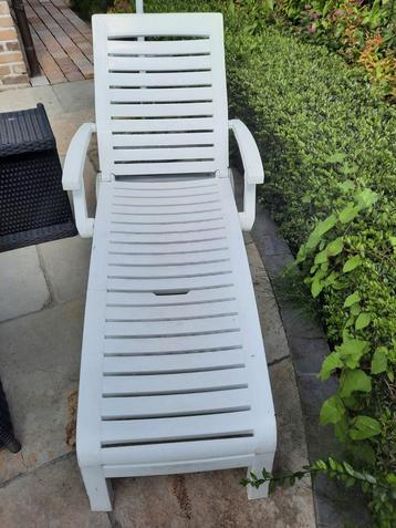 Chaise longue blanche, salon de jardin 
