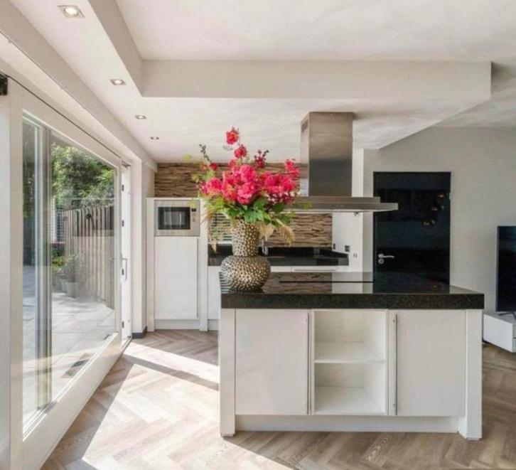 COMPLETE HOOGGLANS KEUKEN MET KOOKEILAND, Huis en Inrichting, Keuken | Complete keukens, Gebruikt, Dubbelwandige keuken, Wit, Graniet of Steen