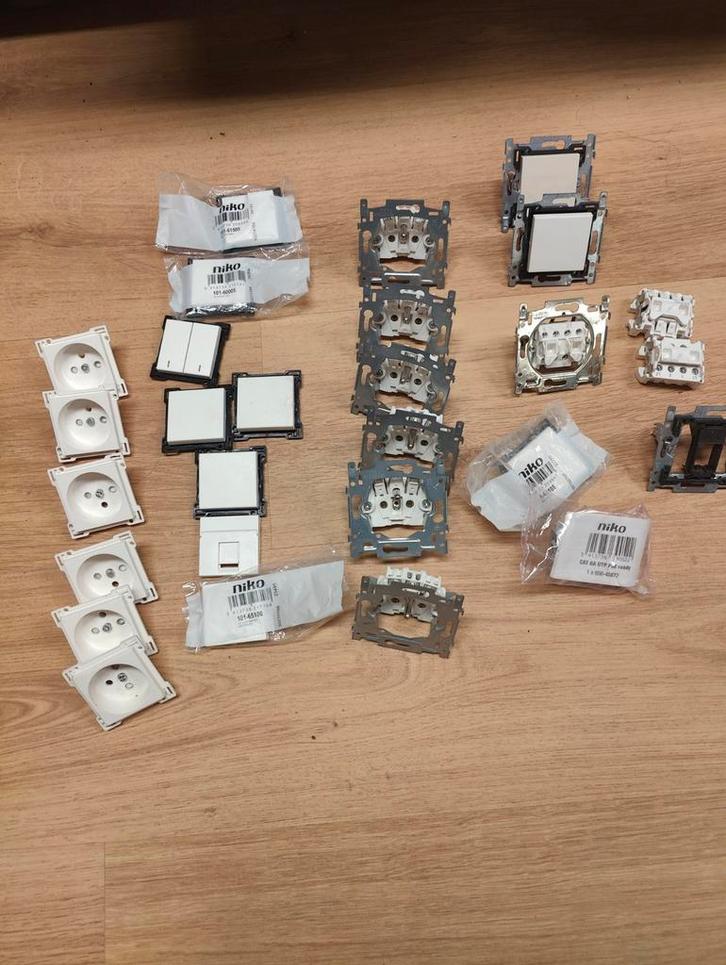 Lot matériel électrique Niko –, Doe-het-zelf en Bouw, Elektriciteit en Kabels, Zo goed als nieuw, Ophalen of Verzenden