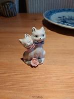 Figurine vintage en porcelaine de 2 chats, Antiquités & Art, Enlèvement ou Envoi