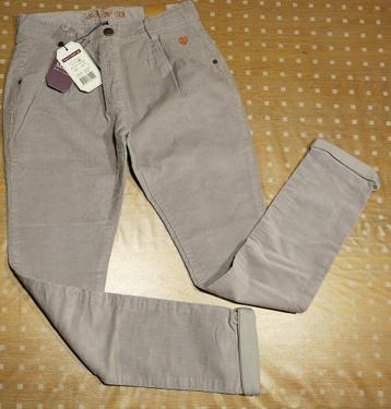 Pantalon velours neuf, 11 ans (146) disponible aux enchères