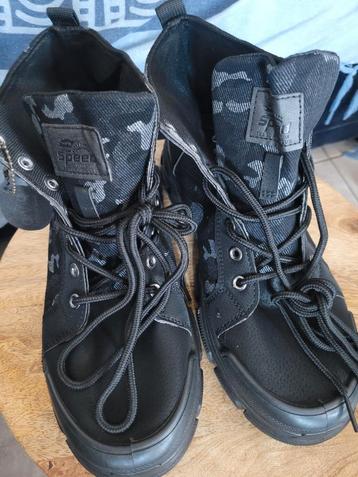 Botte de randonner haute camouflage beschikbaar voor biedingen