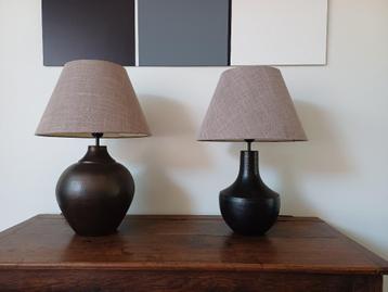 2 mooie  SFEERLAMPEN  zwart / bruin met beige kap, Huis en Inrichting, Lampen | Tafellampen, Ophalen, Zo goed als nieuw, Metaal