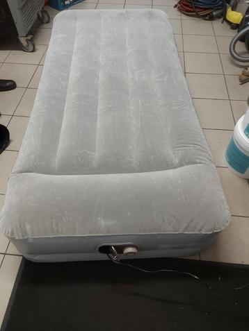 luchtmatras met ingebouwde pomp - 1 of 2 persoonbed beschikbaar voor biedingen