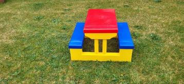 TE KOOP: picknick/speel tafel voor kinderen beschikbaar voor biedingen
