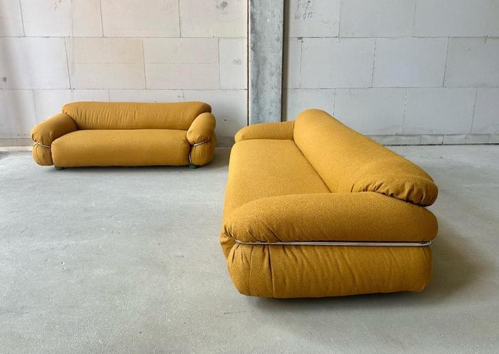 Sesann bouclé sofa Gianfranco Frattini -  Cassina, set van 2, Huis en Inrichting, Zetels | Zetels, Zo goed als nieuw, Rechte bank