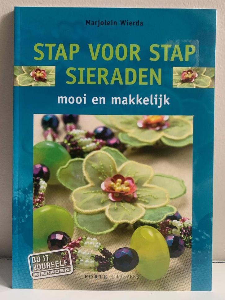 Boek Stap voor stap sieraden mooi en makkelijk, Boeken, Hobby en Vrije tijd, Zo goed als nieuw, Sieraden maken, Ophalen of Verzenden