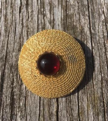 Vintage, ronde, Givenchy style broche met rode steen beschikbaar voor biedingen