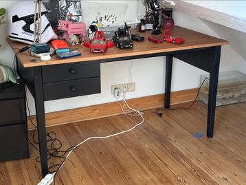 Petit Bureau  beschikbaar voor biedingen