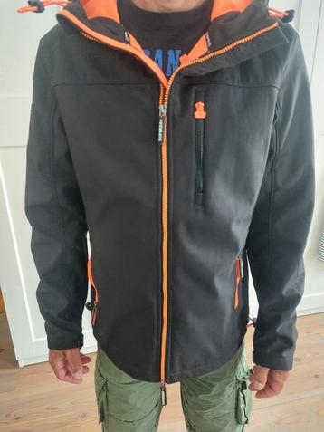 veste SUPERDRY  taille L beschikbaar voor biedingen