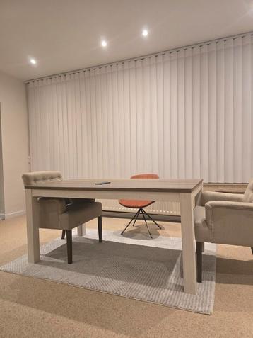 Eettafel beschikbaar voor biedingen