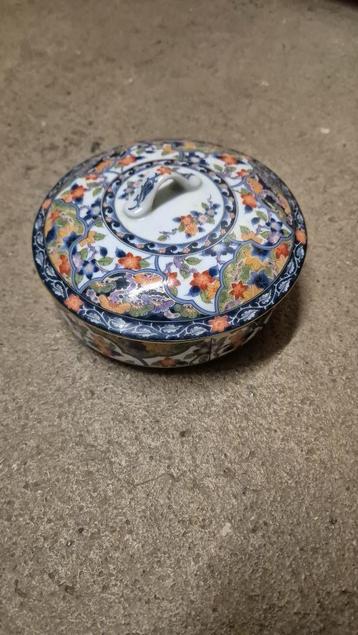 Porselein potje beschikbaar voor biedingen