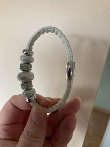 Armband met magneetsluiting  beschikbaar voor biedingen