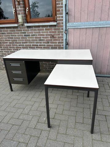 Vintage bureau beschikbaar voor biedingen