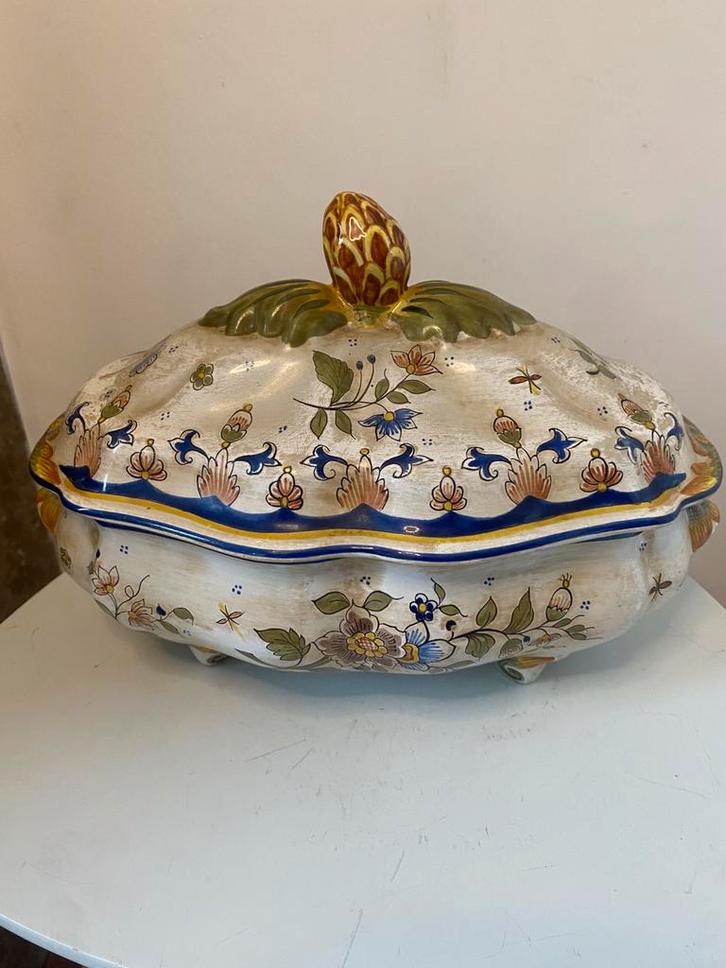 Decoratieve aardewerken soepterrine Vieux Rouen, Antiek en Kunst, Antiek | Schalen, Ophalen of Verzenden