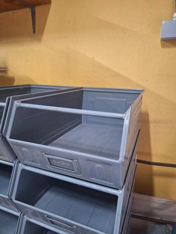 FAMI Bac à Bec 300x450x200mm en métal RAL 7000 (11 dispo) beschikbaar voor biedingen