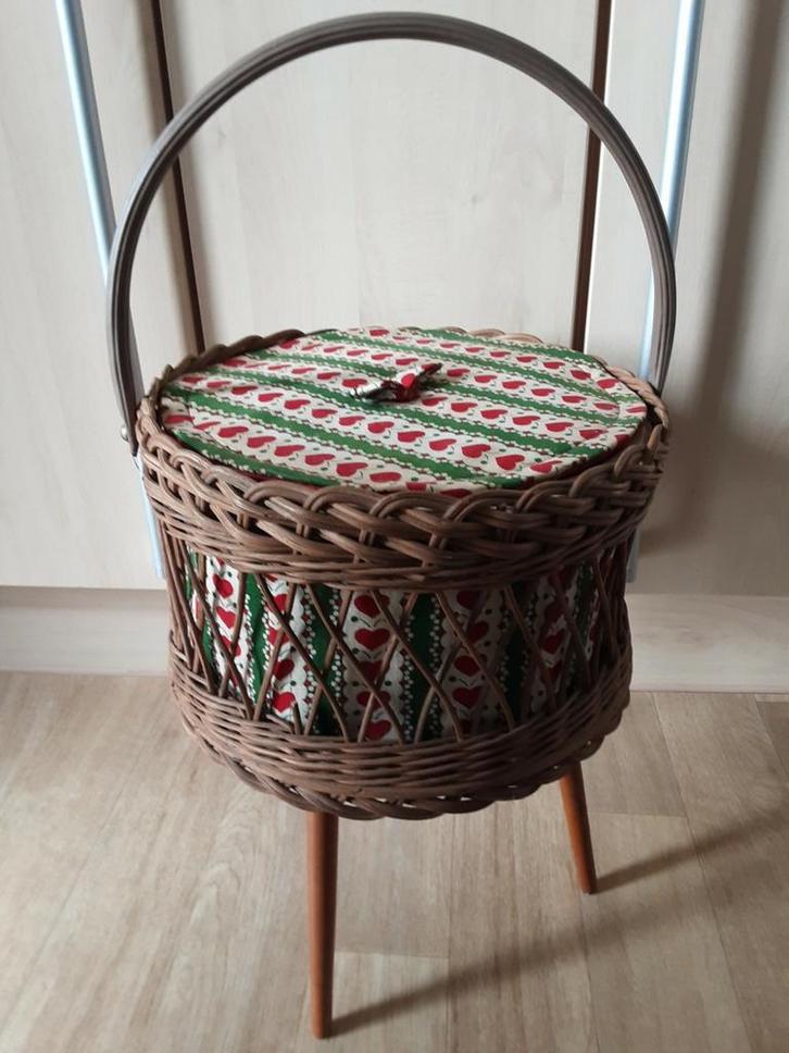 Vintage  naaimandje op pootjes !, Huis en Inrichting, Woonaccessoires | Schalen en Manden, Zo goed als nieuw, Riet, Ophalen