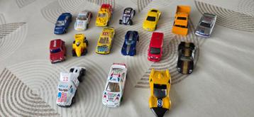 16 diverse speelgoedauto's beschikbaar voor biedingen