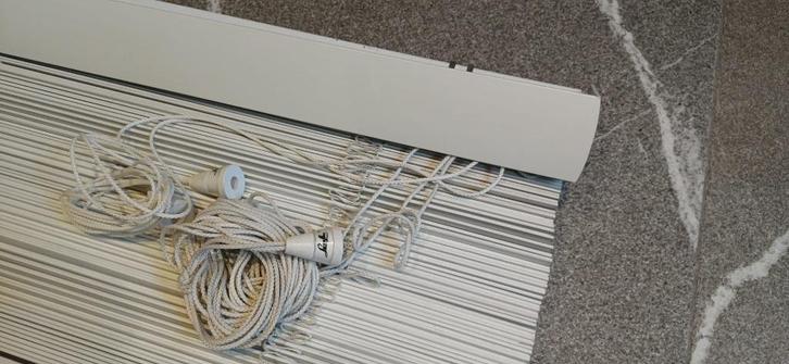 Houten lamellen luxaflex, Huis en Inrichting, Stoffering | Gordijnen en Lamellen, Gebruikt, 200 cm of meer, 50 tot 100 cm, Wit