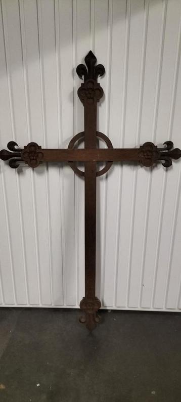 impressionnant grand crucifix a bois suspendu Fleur de Lis., Enlèvement
