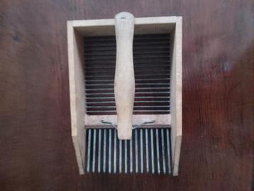 Ancient comb verzamelt bosbessen. beschikbaar voor biedingen