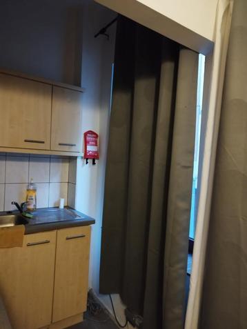 Lange grijze gordijnen  beschikbaar voor biedingen