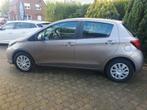 Toyota Yaris .1.3 benz .automaat + trekhaak met weinig km, Auto's, Toyota, Te koop, Zilver of Grijs, Berline, Benzine