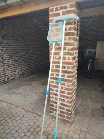 Borstel en schepnet  beschikbaar voor biedingen